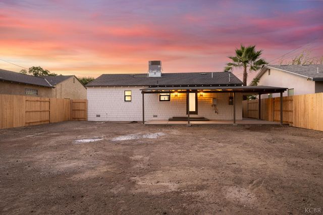221 W Colonial Drive, Hanford, CA 93230