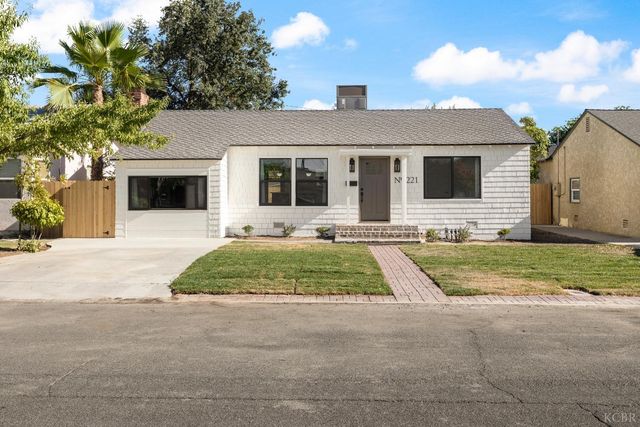 221 W Colonial Drive, Hanford, CA 93230