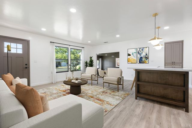 221 W Colonial Drive, Hanford, CA 93230
