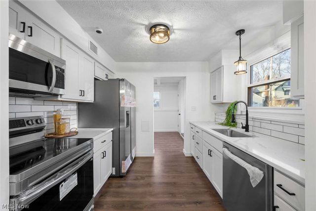 3041 Hudson Drive, Cuyahoga Falls, OH 44221