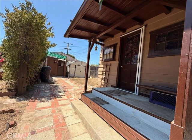 9929 Saticoy Street, Burbank, CA 91504