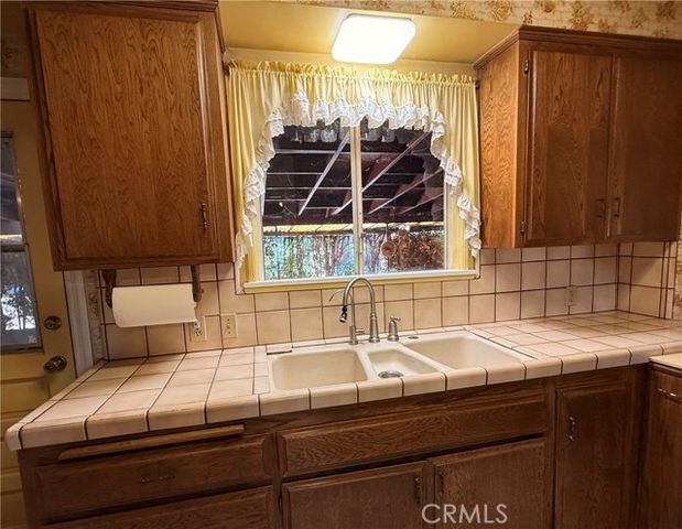 9929 Saticoy Street, Burbank, CA 91504