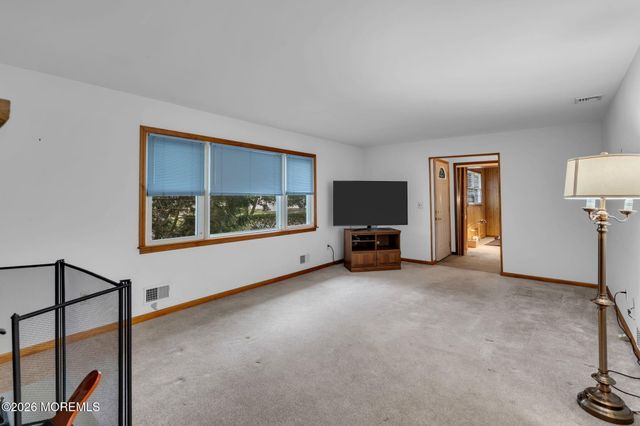 35 Williamsburg Drive, Toms River, NJ 08755