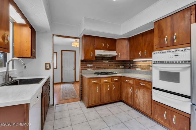 35 Williamsburg Drive, Toms River, NJ 08755