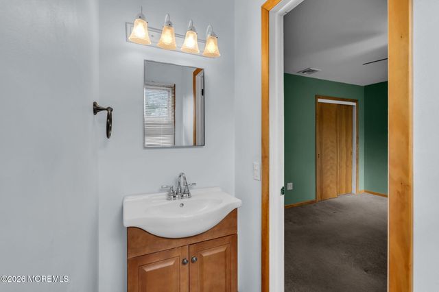 35 Williamsburg Drive, Toms River, NJ 08755