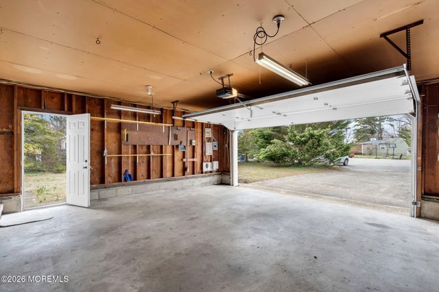 35 Williamsburg Drive, Toms River, NJ 08755