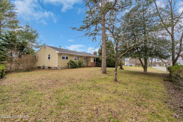 35 Williamsburg Drive, Toms River, NJ 08755