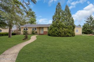 35 Williamsburg Drive, Toms River, NJ 08755