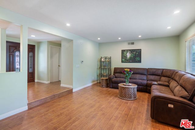 18631 Superior Street, Northridge, CA 91324