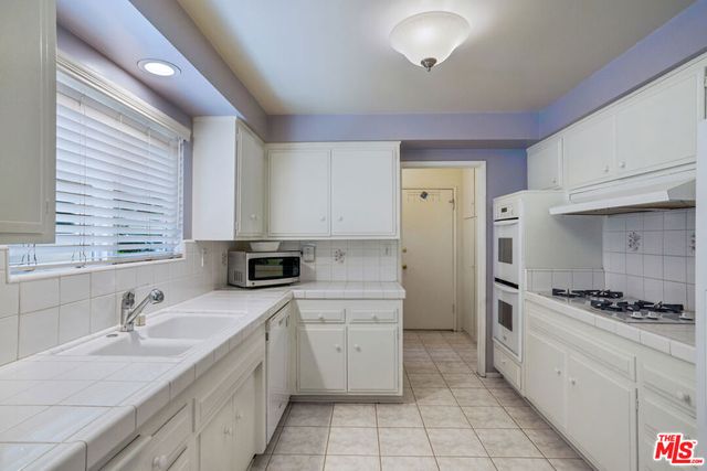 18631 Superior Street, Northridge, CA 91324