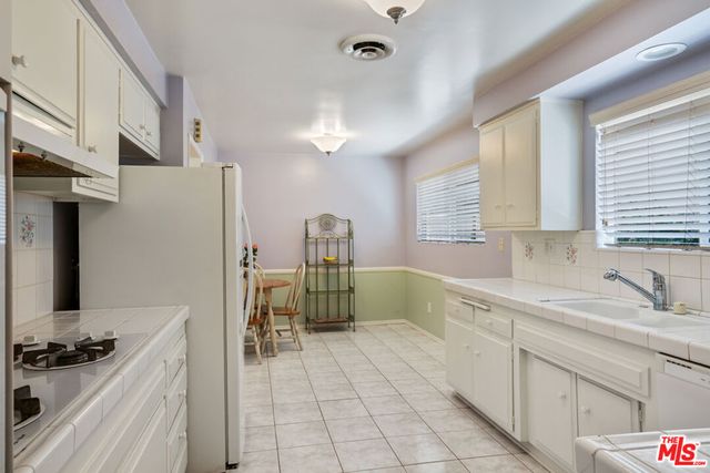 18631 Superior Street, Northridge, CA 91324