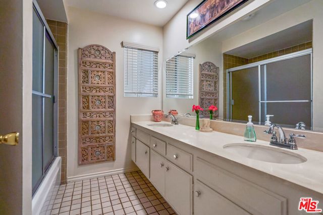 18631 Superior Street, Northridge, CA 91324