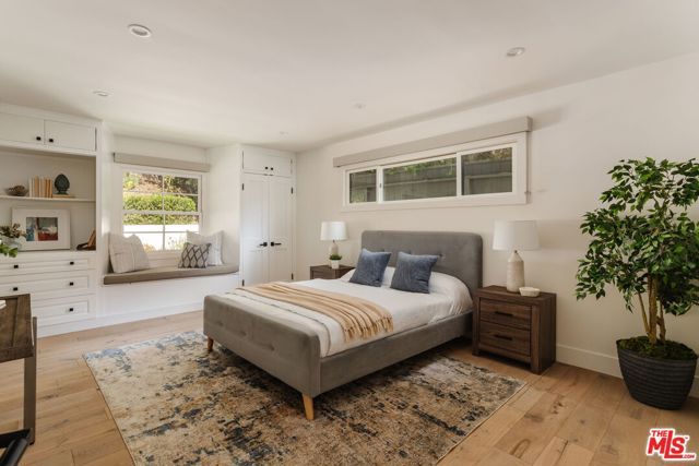 252 N Kenter Avenue, Los Angeles, CA 90049