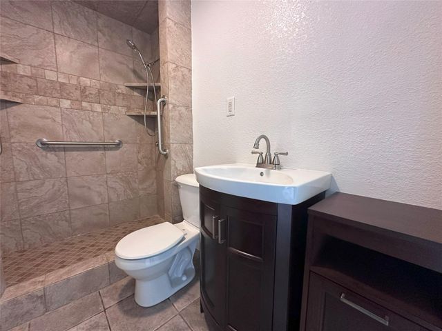 114 W Alfred Street, El Campo, TX 77437