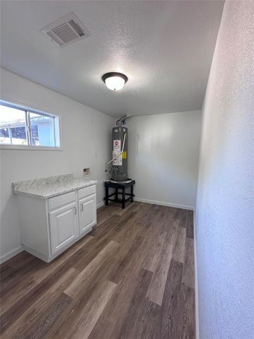 114 W Alfred Street, El Campo, TX 77437