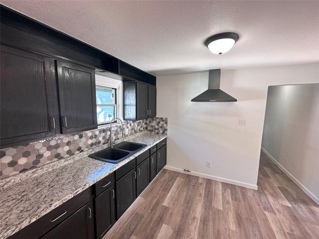 114 W Alfred Street, El Campo, TX 77437