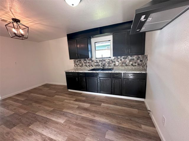 114 W Alfred Street, El Campo, TX 77437