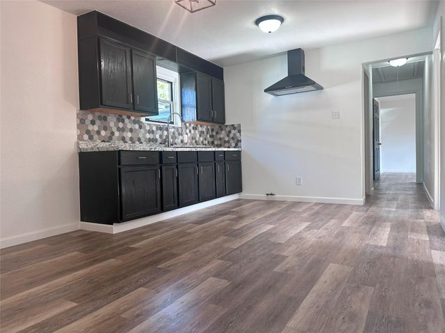 114 W Alfred Street, El Campo, TX 77437