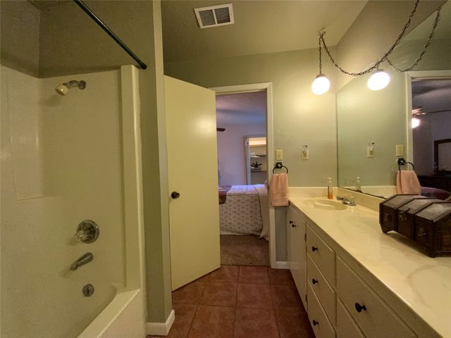 216 N Pinto Street, Comanche, TX 76442