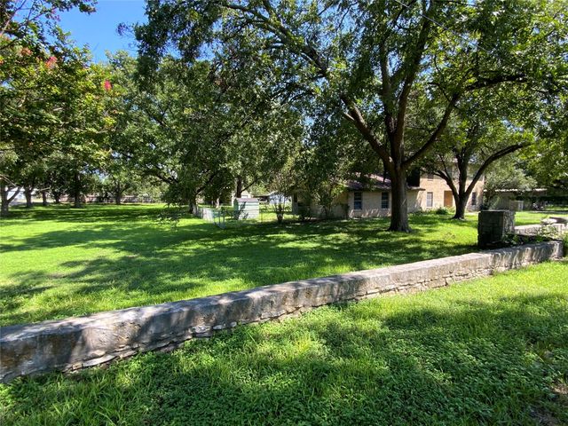 216 N Pinto Street, Comanche, TX 76442