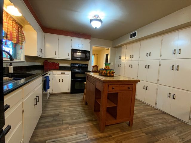 216 N Pinto Street, Comanche, TX 76442