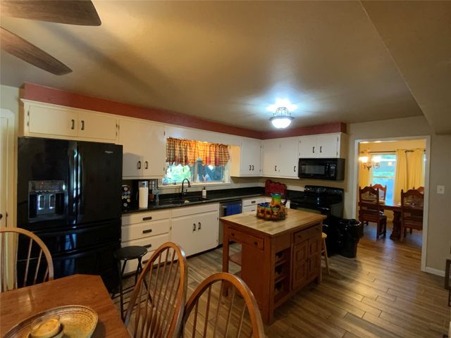 216 N Pinto Street, Comanche, TX 76442