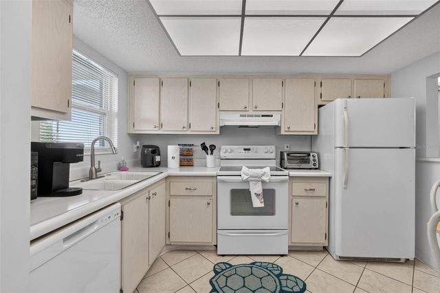 1524 LAKEVIEW ROAD 402, Clearwater, FL 33756