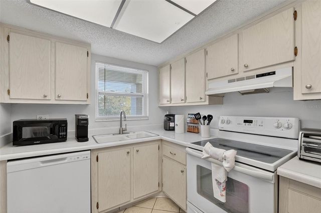 1524 LAKEVIEW ROAD 402, Clearwater, FL 33756