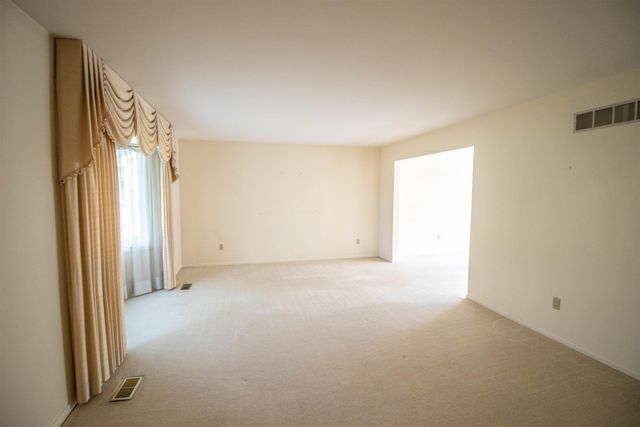 11651 Kings Charter Road, Grand Blanc, MI 48439
