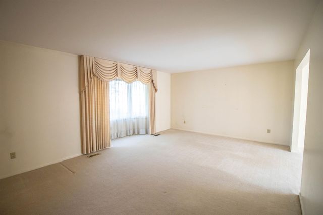 11651 Kings Charter Road, Grand Blanc, MI 48439