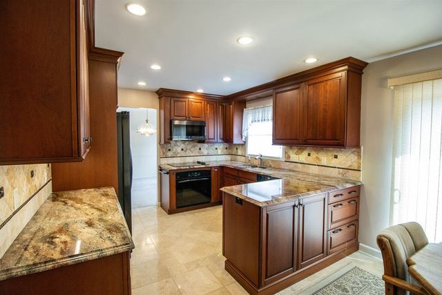 11651 Kings Charter Road, Grand Blanc, MI 48439