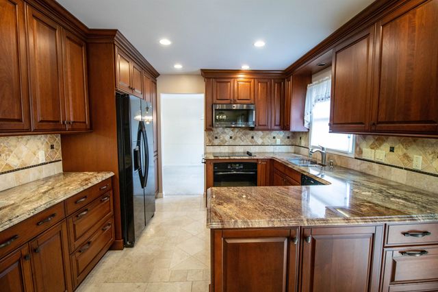 11651 Kings Charter Road, Grand Blanc, MI 48439