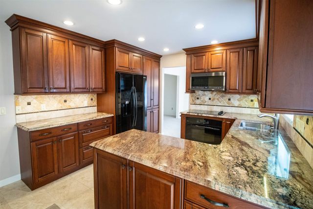 11651 Kings Charter Road, Grand Blanc, MI 48439