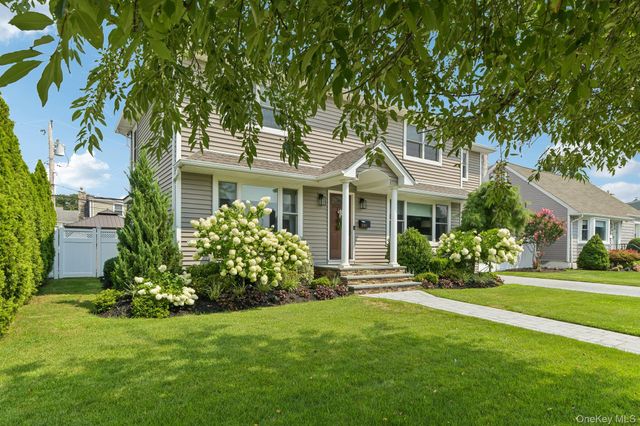 790 Garden Drive, Franklin Square, NY 11010