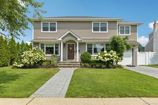 790 Garden Drive, Franklin Square, NY 11010
