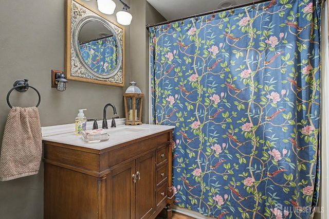 32 Lloyd Street, Edison, NJ 08817