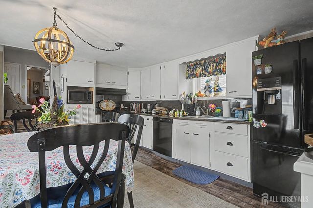 32 Lloyd Street, Edison, NJ 08817