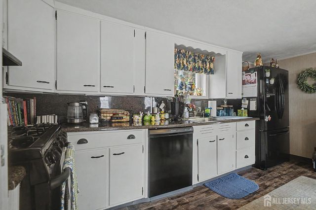 32 Lloyd Street, Edison, NJ 08817