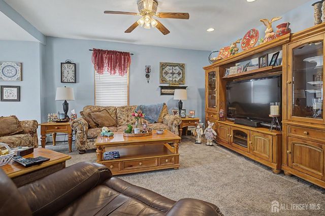 32 Lloyd Street, Edison, NJ 08817