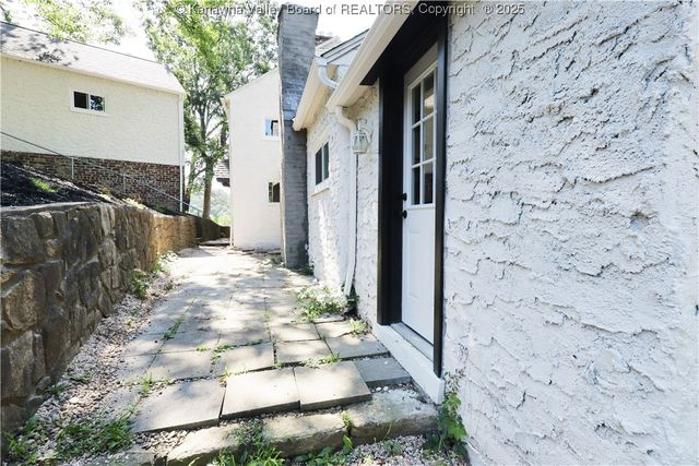 327 Hawthorne, Charleston, WV 25302