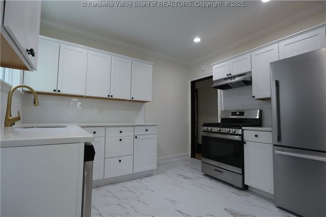 327 Hawthorne, Charleston, WV 25302