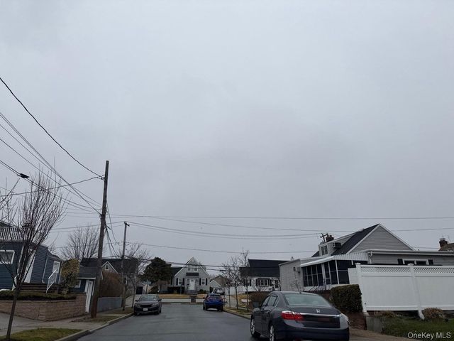 2 Quay Court, East Rockaway, NY 11518