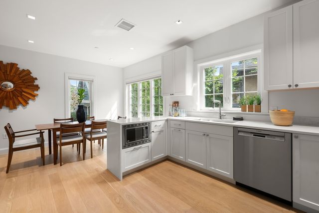 21 Crowninshield Rd 2-1, Brookline, MA 02446