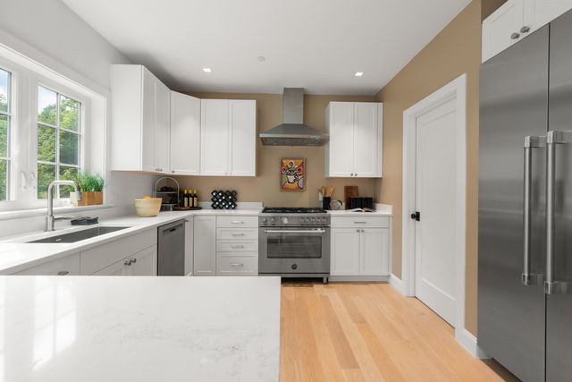 21 Crowninshield Rd 2-1, Brookline, MA 02446