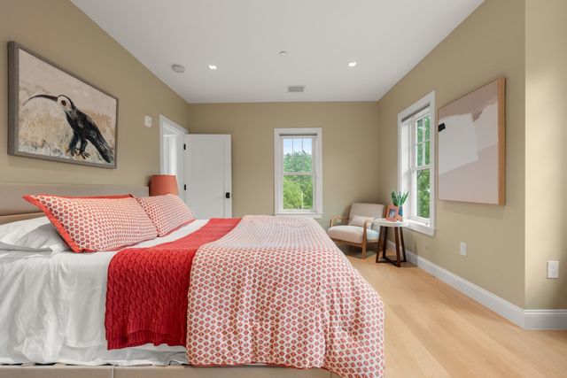 21 Crowninshield Rd 2-1, Brookline, MA 02446