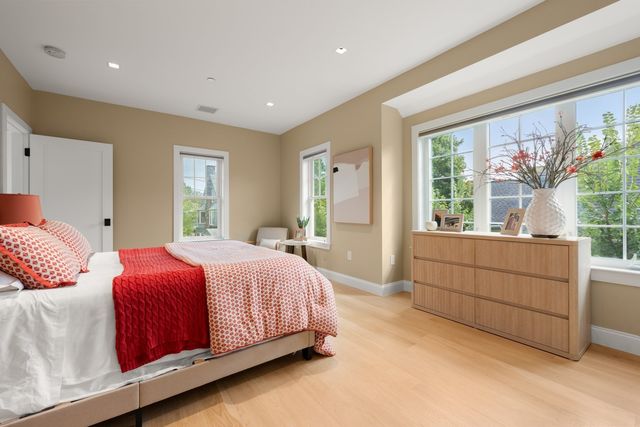 21 Crowninshield Rd 2-1, Brookline, MA 02446