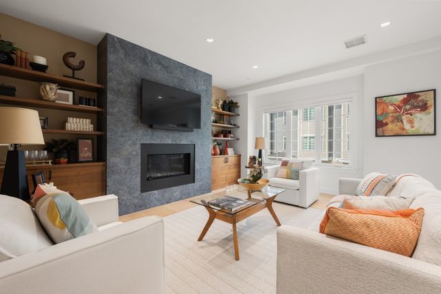 21 Crowninshield Rd 2-1, Brookline, MA 02446