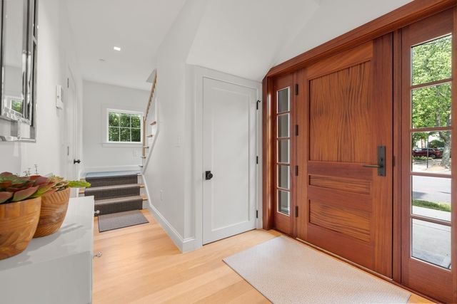 21 Crowninshield Rd 2-1, Brookline, MA 02446