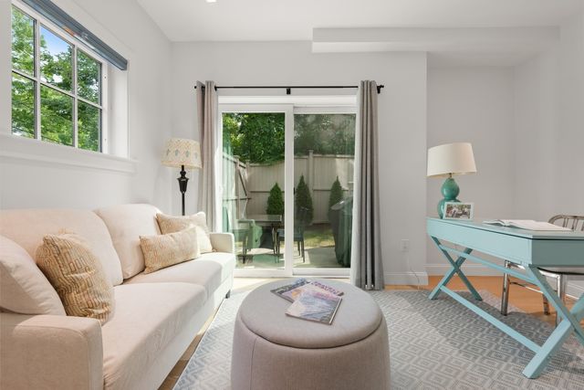 21 Crowninshield Rd 2-1, Brookline, MA 02446
