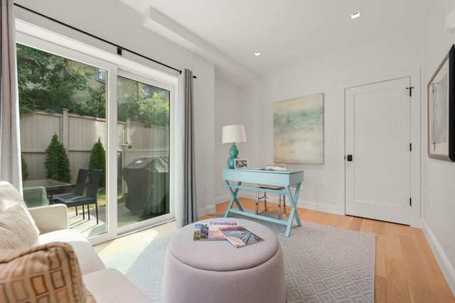 21 Crowninshield Rd 2-1, Brookline, MA 02446